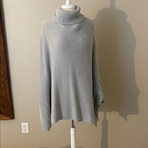 Romeo & Juliet Couture Gray Poncho